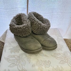 UGG Gray Boots Fuzzy Used Good Button on Sides Leather Sheep Skin Size 8 Womens